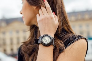 Почему женщины носят мужские часы?